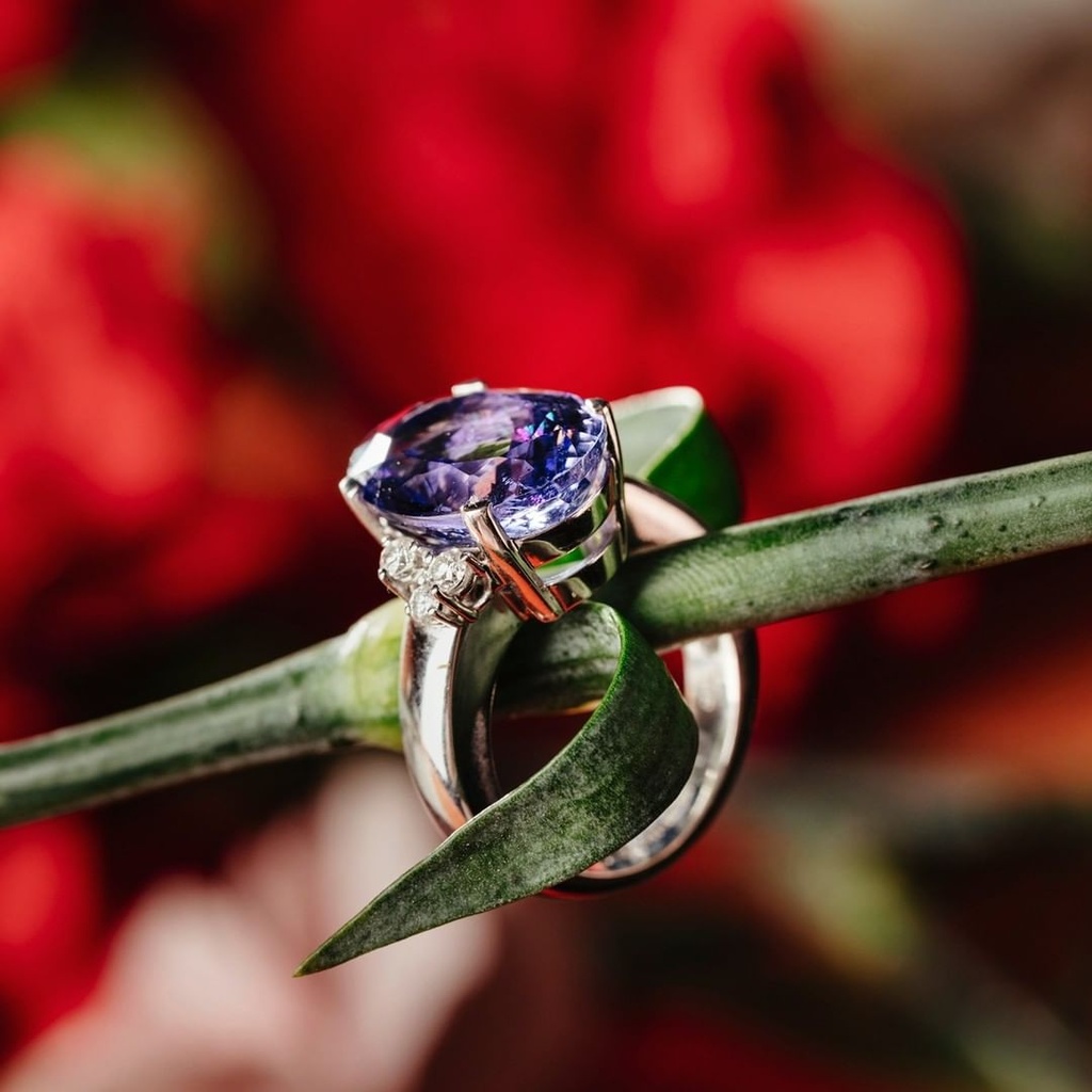 Anillo ASYMMETRY Tanzanita oval y brillantes OB